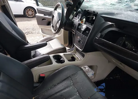 2014 Chrysler Town & Country Touring-L z USA, uszkodzony, nr VIN 2C4RC1CG0ER232429